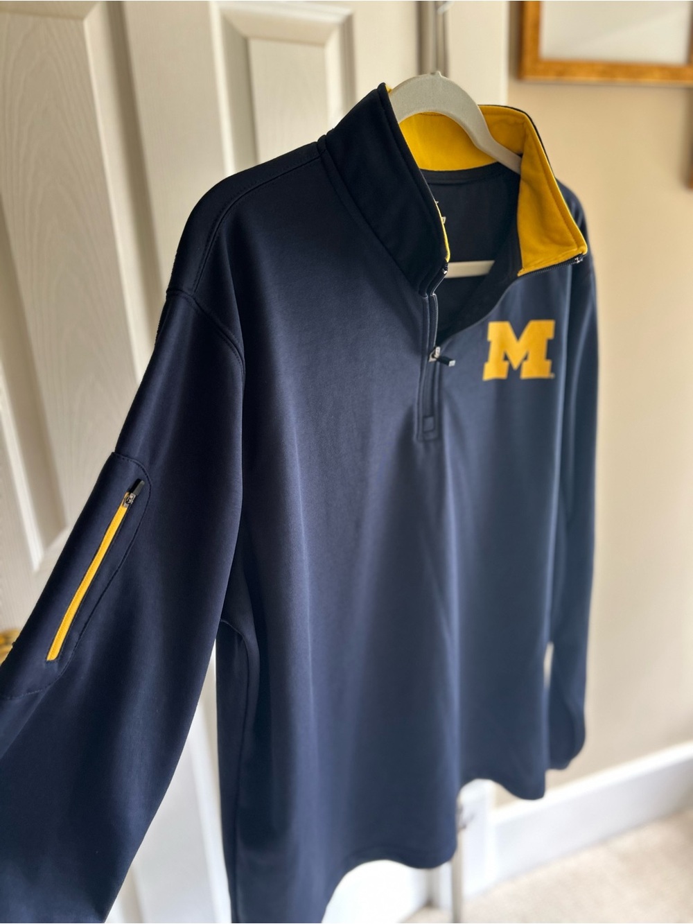 Men’s U of M Colosseum Navy Quarter-Zip Pullover  Medium. New